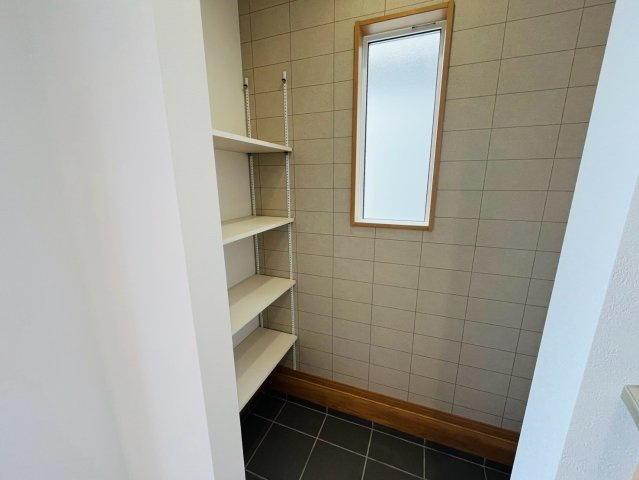 栃木市大平町富田　第１期　全8邸の収納|〇１号棟　シューズインクローク〇
可動棚付きのシューズインクローク♪季節物の長いブーツもスッキリ収納できます。土間空間なので、ベビーカーやアウトドアグッツなども収納できます。
2026年8月撮影