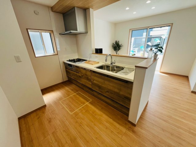 栃木市大平町富田　第１期　全8邸のキッチン|〇１号棟　キッチン〇
対面仕様で、料理をしながら家族と会話ができるだけでなく、明るいリビングとつながる、ゆとりと快適性を兼ね備えたキッチンです。時短、節水にもなる食洗機付き♪
2026年8月撮影