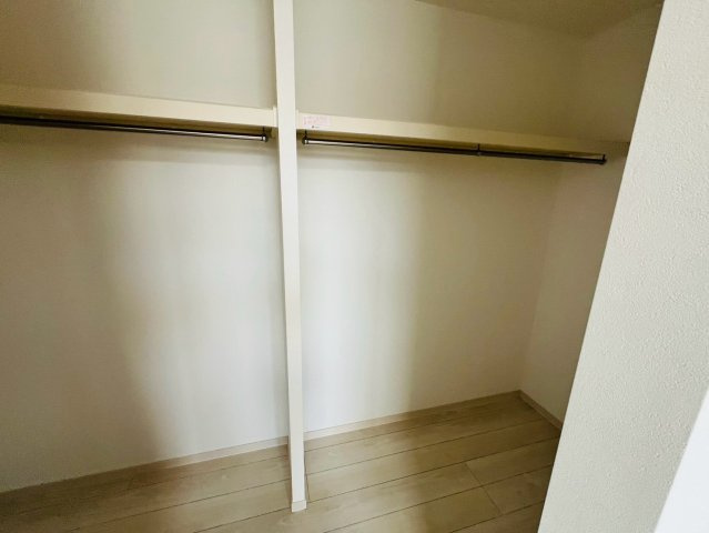 栃木市大平町富田　第１期　全8邸の収納|〇２号棟　ウォークインクローゼット〇
パイプや枕棚で空間を立体的に使います。衣類の種類や使用頻度に合わせて整頓できます（＾＾）
2026年8月撮影