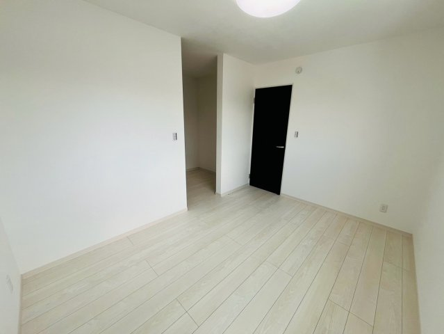 栃木市大平町富田　第１期　全8邸の洋室|〇２号棟　洋室　6帖〇
こちらのお部屋もウォークインクローゼット付きです♪各居室に収納付きで住みやすさにこだわっています！
2026年8月撮影