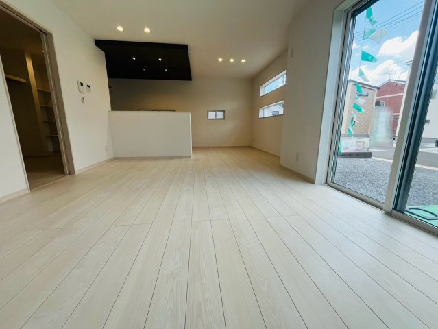 栃木市大平町富田　第１期　全8邸の居間・リビング|〇２号棟　リビング〇
奥行きのあるリビング。対面キッチンなので、家族との会話を楽しみながら料理を作ることができます♪
2026年8月撮影