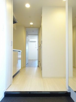プレサンスジェネ浅草WESTの玄関