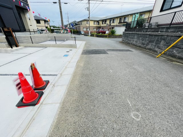 千葉市緑区あすみが丘８丁目の前面道路含む現地写真