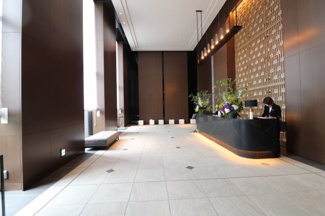 【エントランス】 | グランドメゾン新梅田タワー THE CLUB RESIDENCE | 【グランドエントランスホール】木の質感と温もりを優先したデザイン。右手はコンシェルジュカウンター！