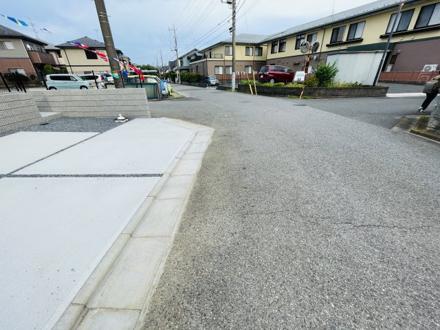 千葉市緑区あすみが丘８丁目の前面道路含む現地写真