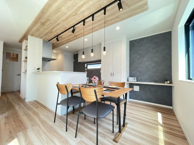 【その他】 | 中野区上鷺宮2丁目　建築条件なし売地　全4区画（成増店） | 【トラストステージ施工例／ダイニング】
自社一貫施工のセミオーダー住宅にも対応いたします。