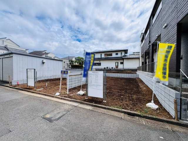 【前面道路含む現地写真】 | 中野区上鷺宮2丁目　建築条件なし売地　全4区画（成増店） | スーパーやドラッグストアが身近に揃い、毎日の買い物もラクラク。
保育施設や学校、公園も至近に充実し、家族の笑顔を育む安心の住環境です。