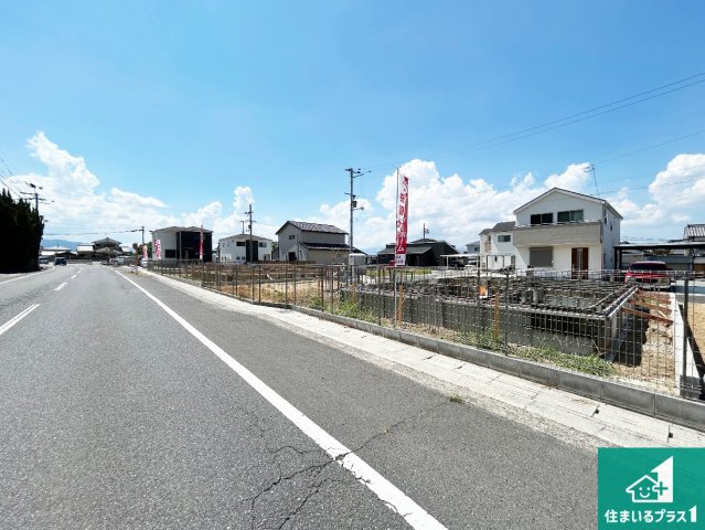 ●12(土)13(日)現地説明会！　桜井市草川　全3邸の前面道路含む現地写真|周辺は閑静な住宅街です。前面道路もしっかりと有りますので車の出し入れも安心ですよ！