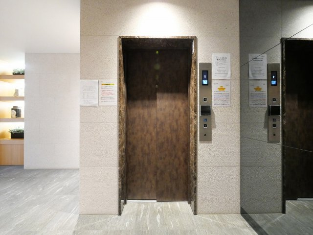 大阪市中央区本町橋の賃貸マンションのエントランス