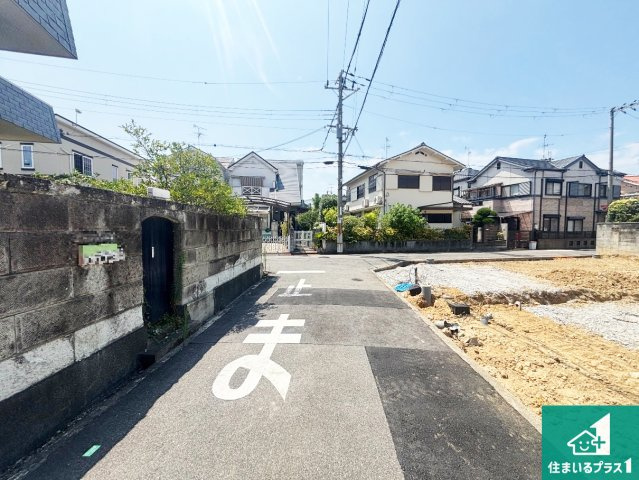 堺市東区日置荘原寺町　新築一戸建ての前面道路含む現地写真|周辺は落ち着いた街並みの住宅地！子育てがしやすい住環境です！まだ未完成ですが、現地でしかわからない事もございます。是非一度ご覧ください。