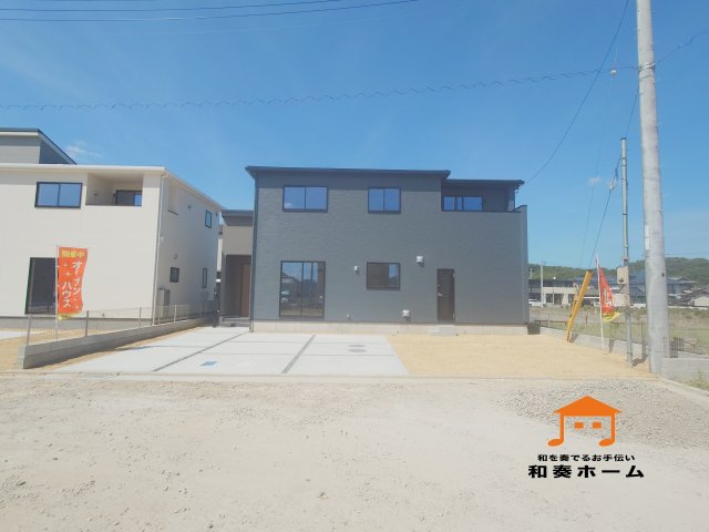 リーブルガーデン高松市国分寺町国分第一◇2026年度補助金対象の長期優良住宅です！の前面道路含む現地写真|前面道路が広いので、ファミリーカーのような大きな車でも車庫入れも余裕を持ってできるのが魅力的なお家です。