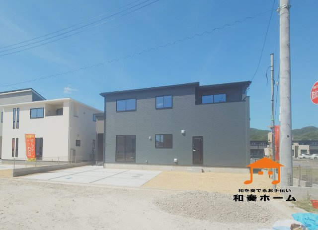 リーブルガーデン高松市国分寺町国分第一◇2026年度補助金対象の長期優良住宅です！の前面道路含む現地写真|６号棟外観
日当たりの確保がしやすい南道路のお家です。
広い敷地にゆったりとした配置で住宅が建てられ、日照や通風にも十分に配慮されています。
