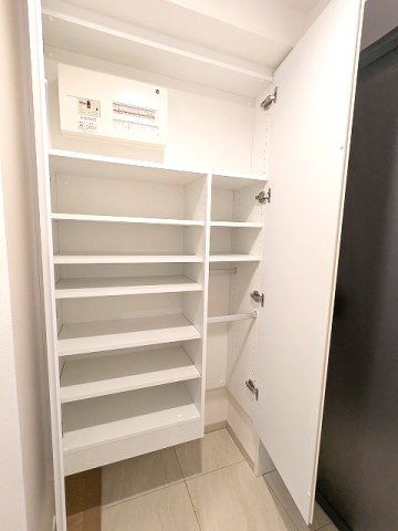ライトハウス元浅草の玄関|傘入れ付収納豊富なトールタイプのシューズBOXです