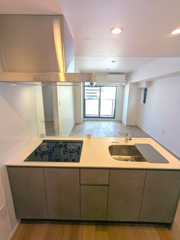 ライトハウス元浅草の設備|ガス3口システムカウンターキッチン、瀟洒でお手入れ楽なガラストップコンロ、料理しやいシンクカバー付です