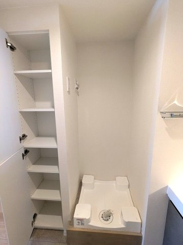 ライトハウス元浅草の設備|洗面室の洗濯機置場は排水口のお手入れしやすい様に手前中央に配置し、足高の防水パンです