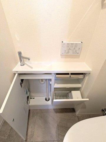 ライトハウス元浅草の設備|洗面室と独立した温水洗浄便座の手洗い下にはトイレブラシや洗剤などのシステム収納付き
