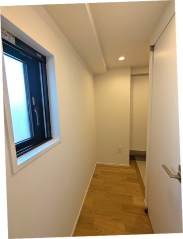 ライトハウス元浅草の設備|玄関から直接室内が見えにくい設計です、窓付きで明るい廊下です
