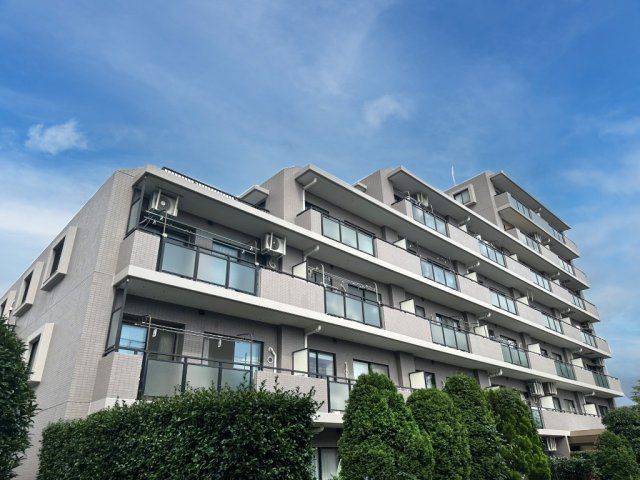 石神井台ガーデニア弐番館の外観|植栽に囲まれた穏やかな佇まいが印象的なマンションです。「大泉学園」駅徒歩12分の利便性を備えながらも、落ち着いた住宅街に位置しています。これからの暮らしをゆっくり楽しみたいご夫婦にふさわしい住環境です