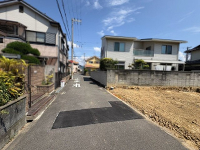 【前面道路含む現地写真】 | 日置荘原寺町　新築分譲住宅　全２区画 | ウォークインクローゼットやシューズインクローゼットなど収納豊富です！家族の思い出も大切にしまっておけますね！