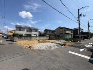 【前面道路含む現地写真】 | 日置荘原寺町　新築分譲住宅　全２区画 | 【全棟ＬＤＫ約１７．５帖以上】大きな窓のあるリビングは、陽光あふれる明るい空間です♪居心地良く、ご家族皆がゆったり寛げる憩いの空間となりそうです♪