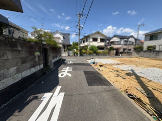 【前面道路含む現地写真】 | 日置荘原寺町　新築分譲住宅　全２区画 | 【システムキッチンです】対面式を採用したキッチンですので、リビングで寛ぐご家族をいつも感じられます！会話を楽しみながら家事ができますね♪