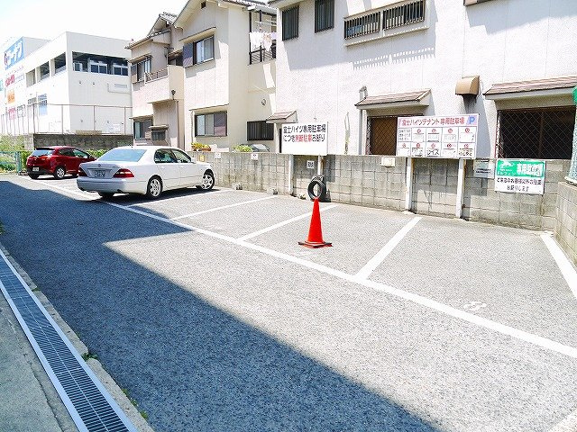 富士ハイツ筒井の駐車場|カースペースがあります