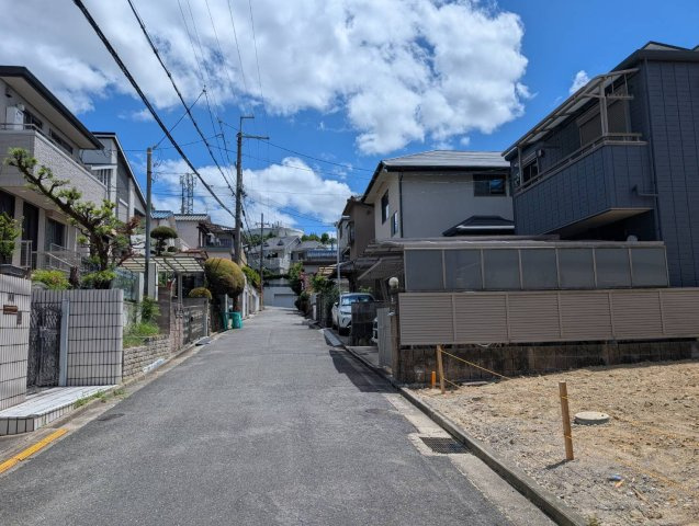 成田南町　新築一戸建ての前面道路含む現地写真|広々前面道路