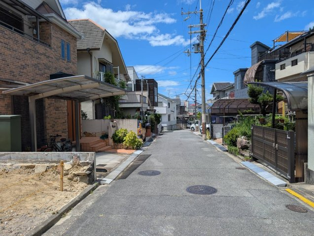 成田南町　新築一戸建ての前面道路含む現地写真|広々前面道路