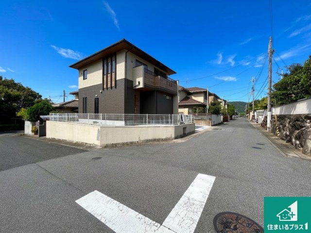 ●12(土)13(日)現地説明会　生駒市萩の台　新築一戸建ての前面道路含む現地写真|周辺は閑静な住宅街！前面道路広々で車の出し入れも便利です。駐車が苦手な方でも安心して車庫入れできます！