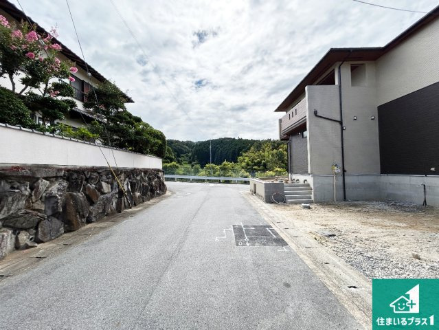 ●29(土)30(日)現地説明会　生駒市萩の台　新築一戸建ての前面道路含む現地写真|周辺は閑静な住宅街です。前面道路もしっかりと有りますので車の出し入れも安心ですよ！