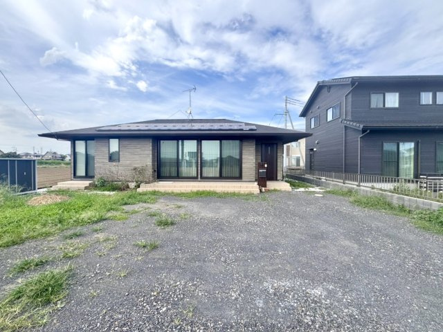 【中古戸建】太田市脇屋町の外観|■外観｜ワンフロアならではの動線の良さや、家族のあたたかさを感じることができるコミュニケーションの取りやすさが魅力の平屋建てです。