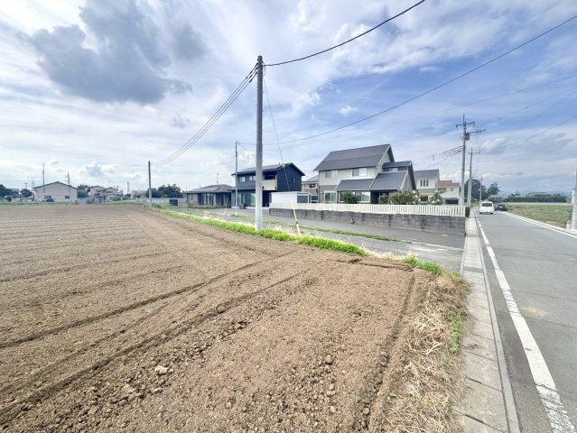 【中古戸建】太田市脇屋町の外観|■外観｜住宅街の中でも圧迫感が少なく、のびのびとした暮らしが叶う立地となっています♪道路から離れた場所に住まいが位置しているので小さいお子様が遊んでいても車と接触の心配も安心です♪