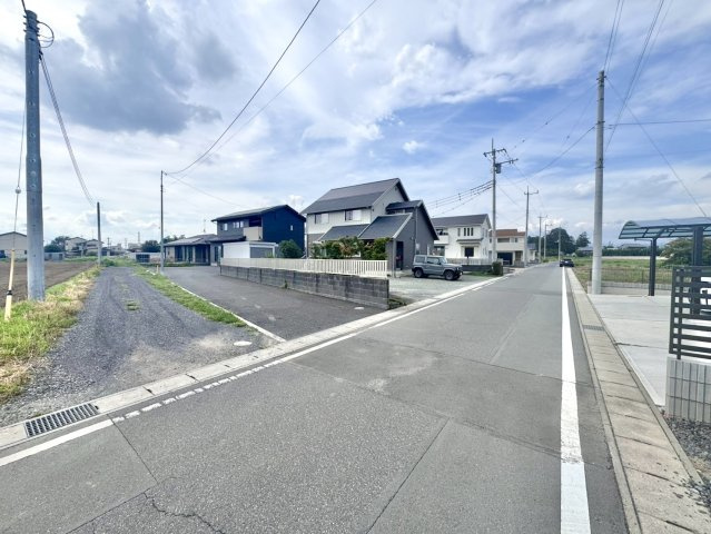 【中古戸建】太田市脇屋町の外観|■外観｜前面道路が広く見渡しが良いため、車の出入りやすれ違いもスムーズで日々の運転も安心して行えます♪