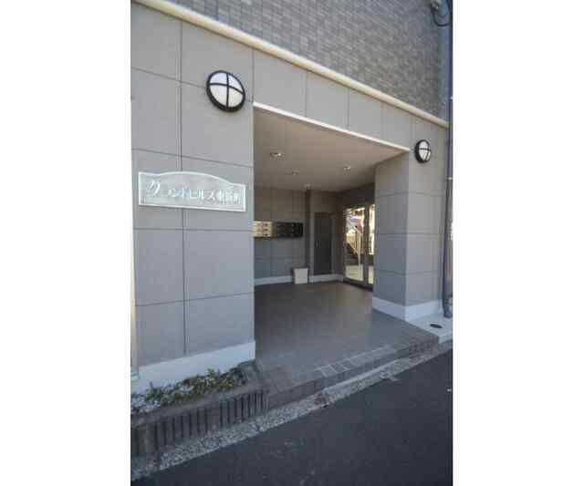 グランドヒルズ東新町のエントランス