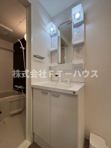ケイディーエックスレジデンス原木中山の洗面所