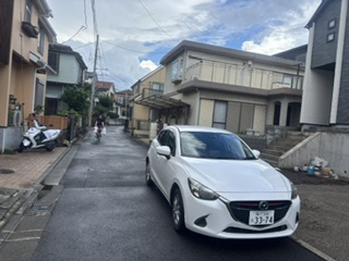 【前面道路含む現地写真】 | 藤沢市亀井野　新築分譲住宅　全１棟　 | 前面道路
