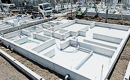 【新築戸建】札幌市厚別区厚別中央3条3丁目2棟のその他|家と同じ床面積(建物の下一面)でコンクリートを打つことによって建物を支える【ベタ基礎(基礎断熱)】工法を採用。土台に沿ってコンクリートを打つ「布基礎」と比べ、耐震性と断熱性に優れています。