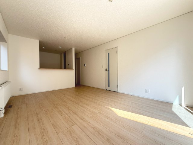 【新築戸建】札幌市厚別区厚別中央3条3丁目2棟の居間・リビング|リビングが見渡せる対面キッチンを採用。内装(壁・床・建具)は白を基調とし、明るい雰囲気となっています。