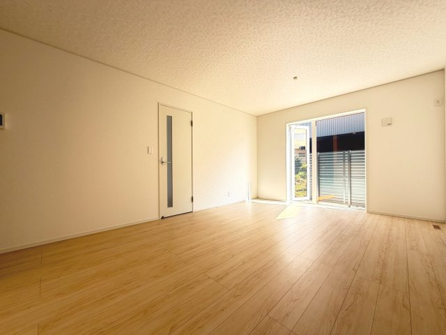 【新築戸建】札幌市厚別区厚別中央3条3丁目2棟の居間・リビング|リビングが見渡せる対面キッチンを採用。内装(壁・床・建具)は白を基調とし、明るい雰囲気となっています。