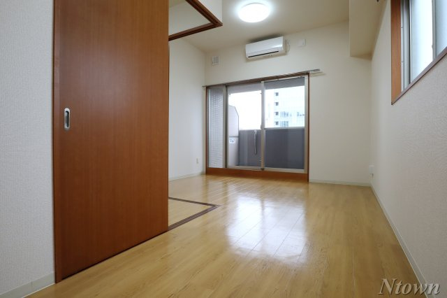 【居間・リビング】 | Gramercy Shirakawa Koen | こちらの居間で趣味の時間をお楽しみください