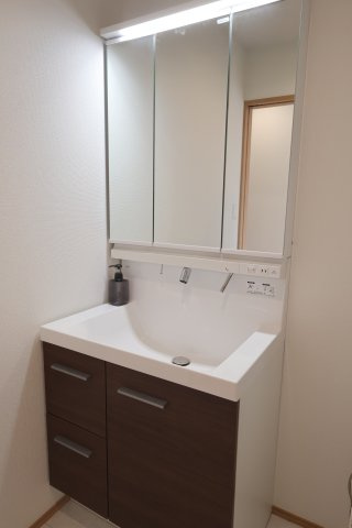 《仲介手数料無料》練馬区西大泉５丁目27-15新築一戸建てハートフルタウンの独立洗面台