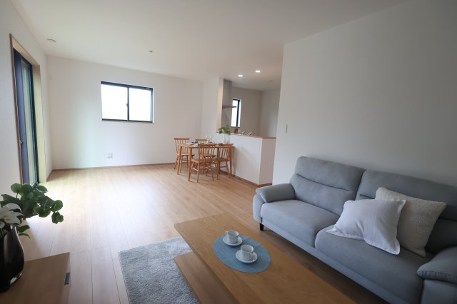 《仲介手数料無料》練馬区西大泉５丁目27-15新築一戸建てハートフルタウンの居間・リビング