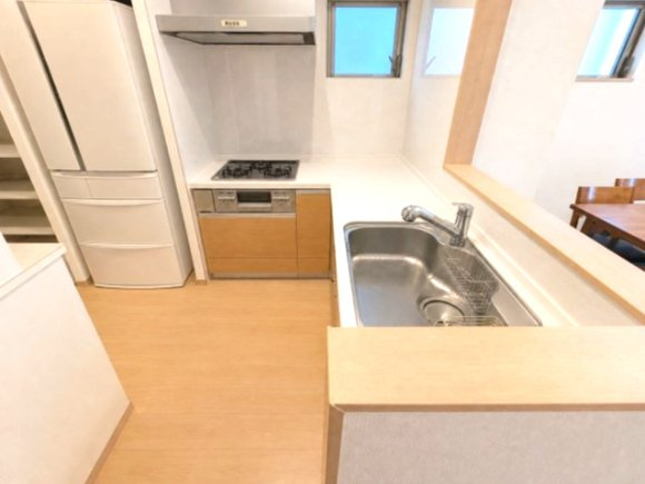 池田下町（太陽光パネル3年前・外壁カバー工法昨年）のキッチン|L型キッチンの後ろ側のスペースが広めにあり、使いやすくなってます。