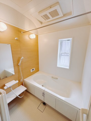 【中古戸建】行田市大字持田の浴室|■浴室｜1日の疲れを癒せるお風呂♪足がのばせるほど広いお風呂にはエコベンチも搭載！小さいお子様も浅いベンチに座り一緒にお風呂へ入れます♪