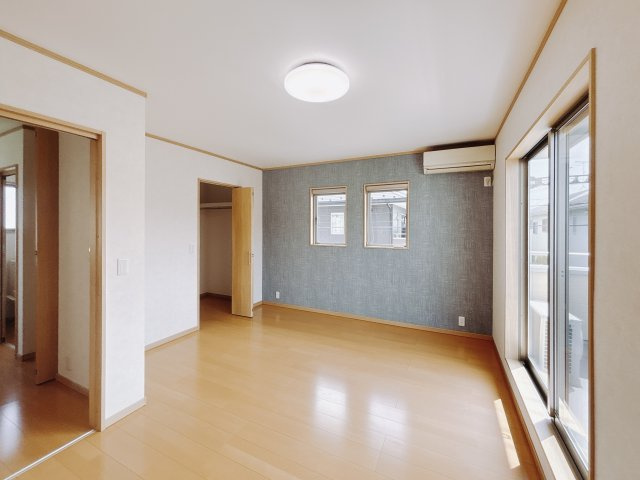 【中古戸建】行田市大字持田の洋室|■洋室｜広い寝室ならインテリアも自由自在にお楽しみいただけます。お外から帰ってきた後は寝室でゆっくり自分の時間をお過ごしください♪