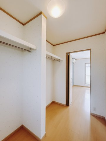 【中古戸建】行田市大字持田の収納|■WIC｜お洋服はもちろん、使う頻度の少ない家具や小物・場所を取りがちな旅行用のスーツケースなどもしまえます。また、厚手のコートをしまっても充分な広さを堪能できるプランです♪