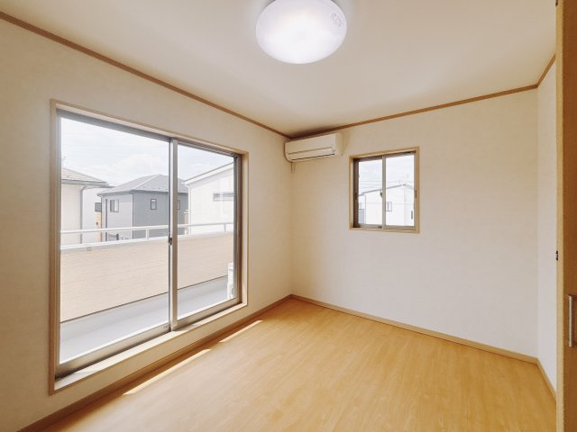 【中古戸建】行田市大字持田の洋室|■洋室｜木目調のフローリングは、ほっと心和む空間。様々な種類のインテリアグリーンを取り入れれば緑あふれる明るい空間にもなります♪