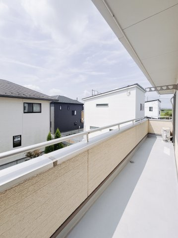 【中古戸建】行田市大字持田のバルコニー|■バルコニー｜あたたかな陽のひかりを浴びることのできるバルコニー。お洗濯物やお布団を干せば、家族みんなが気持ちよく暮らすことができます(*^^*)