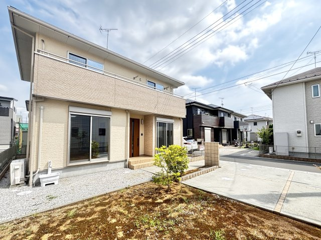 【中古戸建】行田市大字持田の外観|■外観｜ちょっとしたガーデニングや家庭菜園を楽しめる庭スペースがあり、日々の暮らしに彩りをプラスしてくれます。