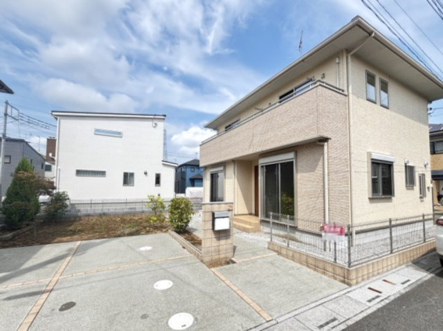 【中古戸建】行田市大字持田の外観|■外観｜広々とした駐車スペースで楽々駐車可能！お買い物後もスムーズにお荷物を運べます♪